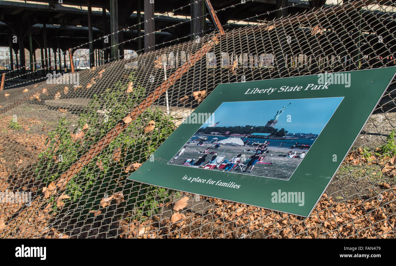 Vom Zeichen auf dem eingestürzten Zaun rund um das Central Railroad of New Jersey Terminal im Liberty State Park in Jersey City. Stockfoto