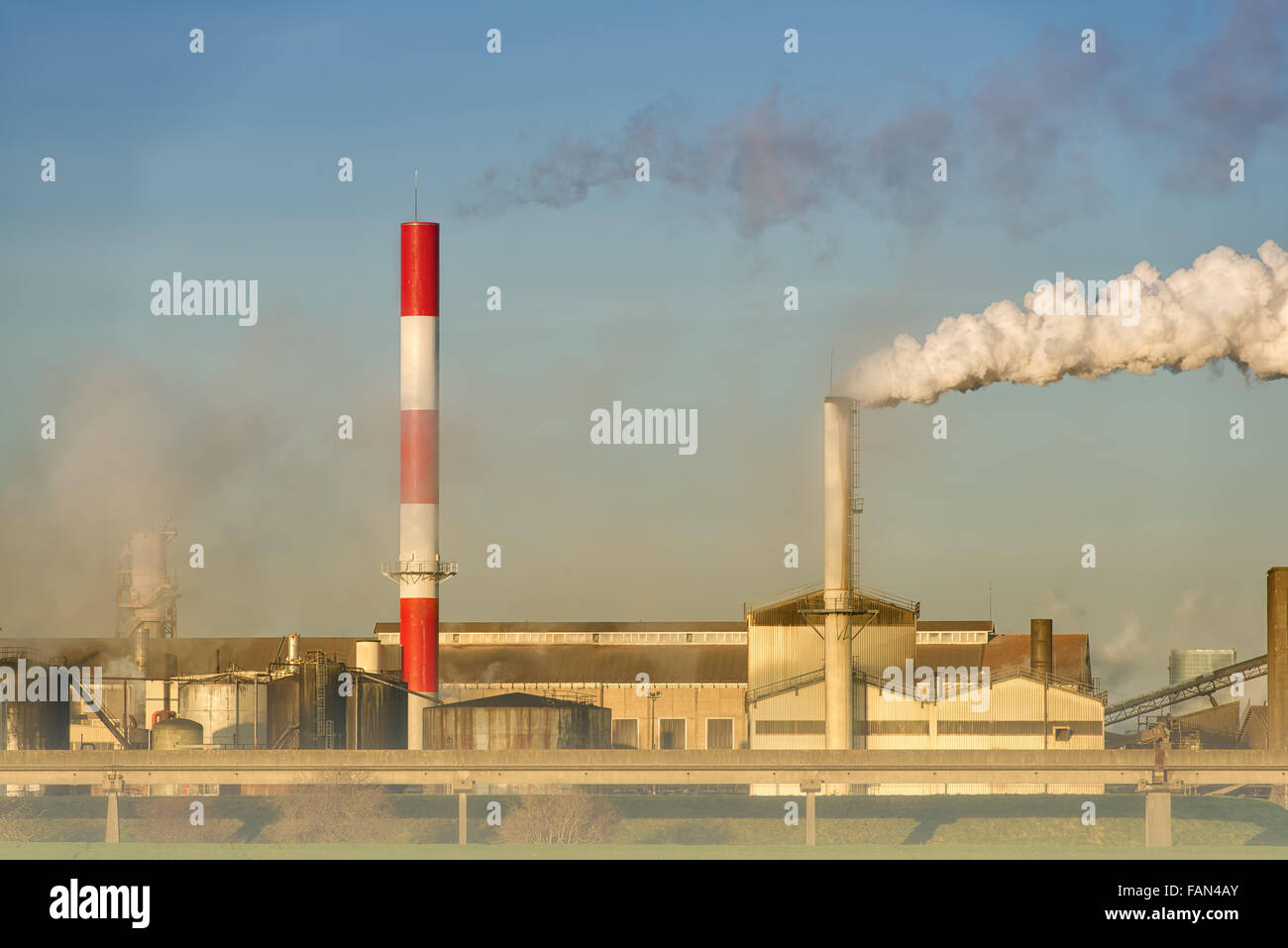 Verschmutzung von einer Fabrik mit Smog und Schornstein Rauch Stockfoto