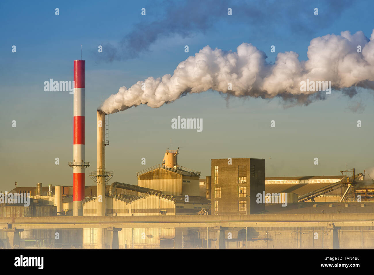Verschmutzung von einer Fabrik mit Smog und Schornstein Rauch Stockfoto
