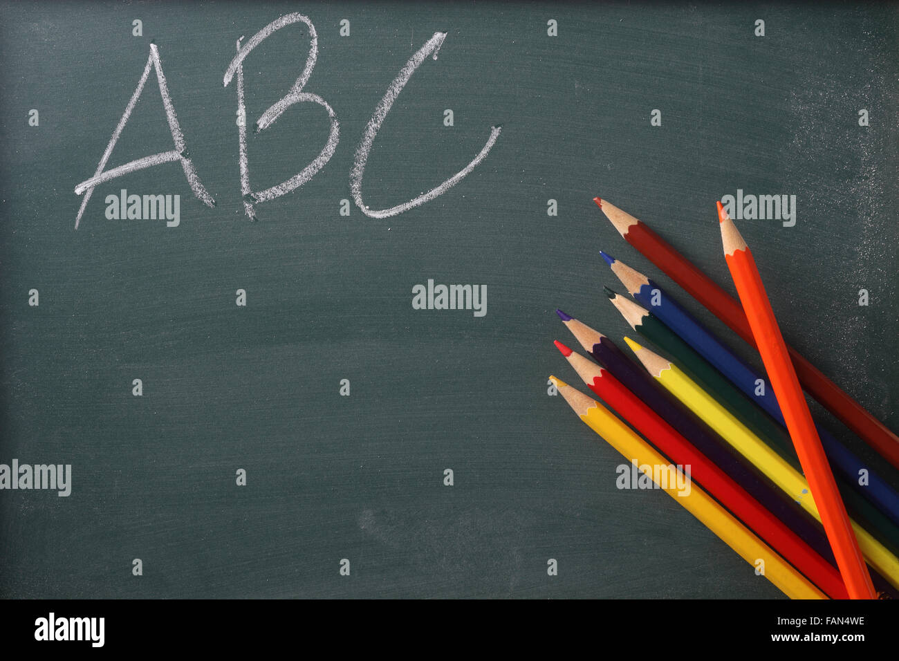 Farbe, Bleistift und Alphabet Abc Stockfoto