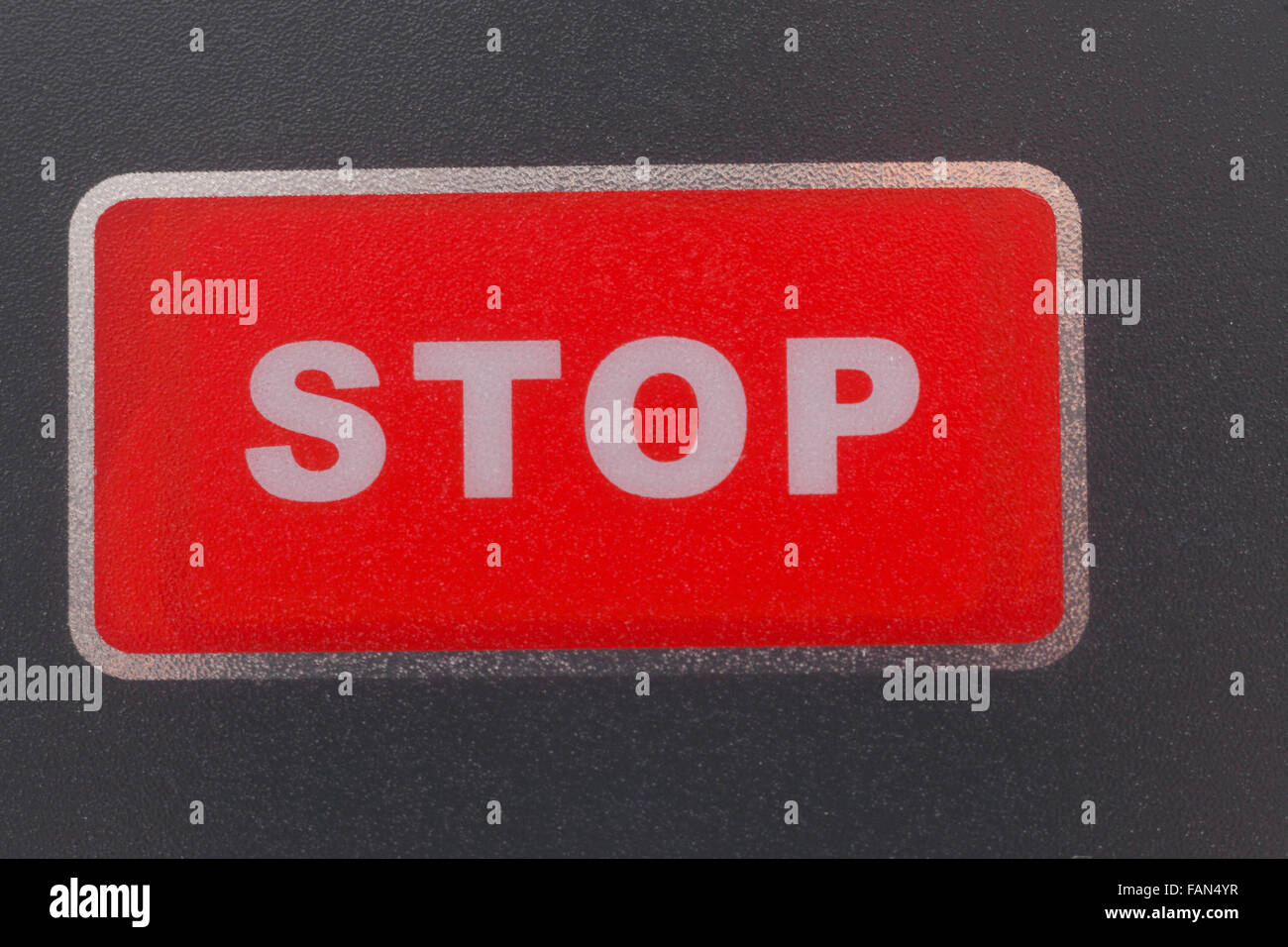 rote Taste mit dem Wort STOP Stockfoto