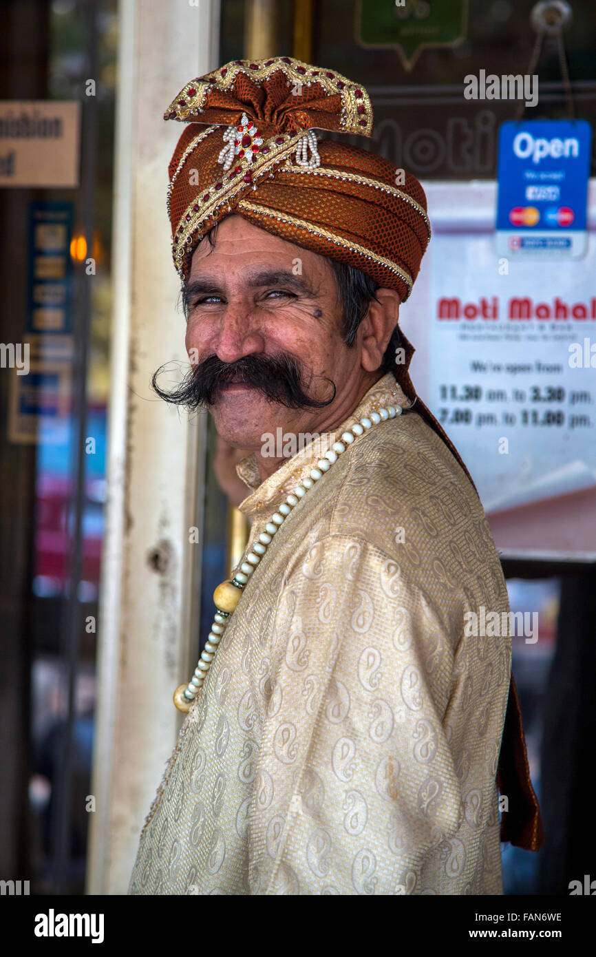 PANAJI, Indien - 14. Oktober 2015: Unbekannter Türsteher in traditioneller Kleidung in Panaji, Goa, Indien Stockfoto