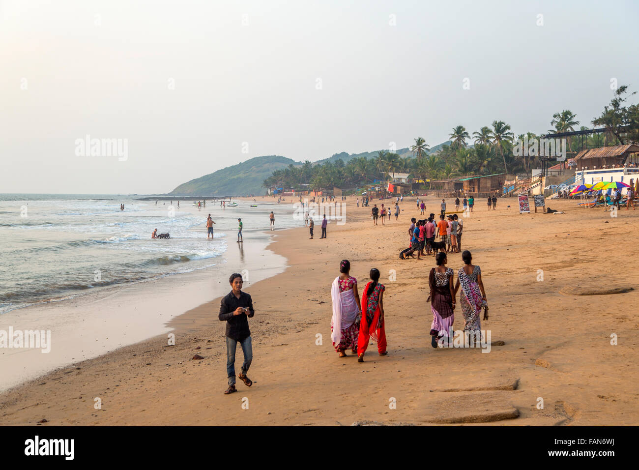 ANJUNA, Indien - 14. Oktober 2015: Unindentified Menschen am Strand von Anjuna, Indien. Anjuna ist weltberühmt für seinen Trance-Teil Stockfoto