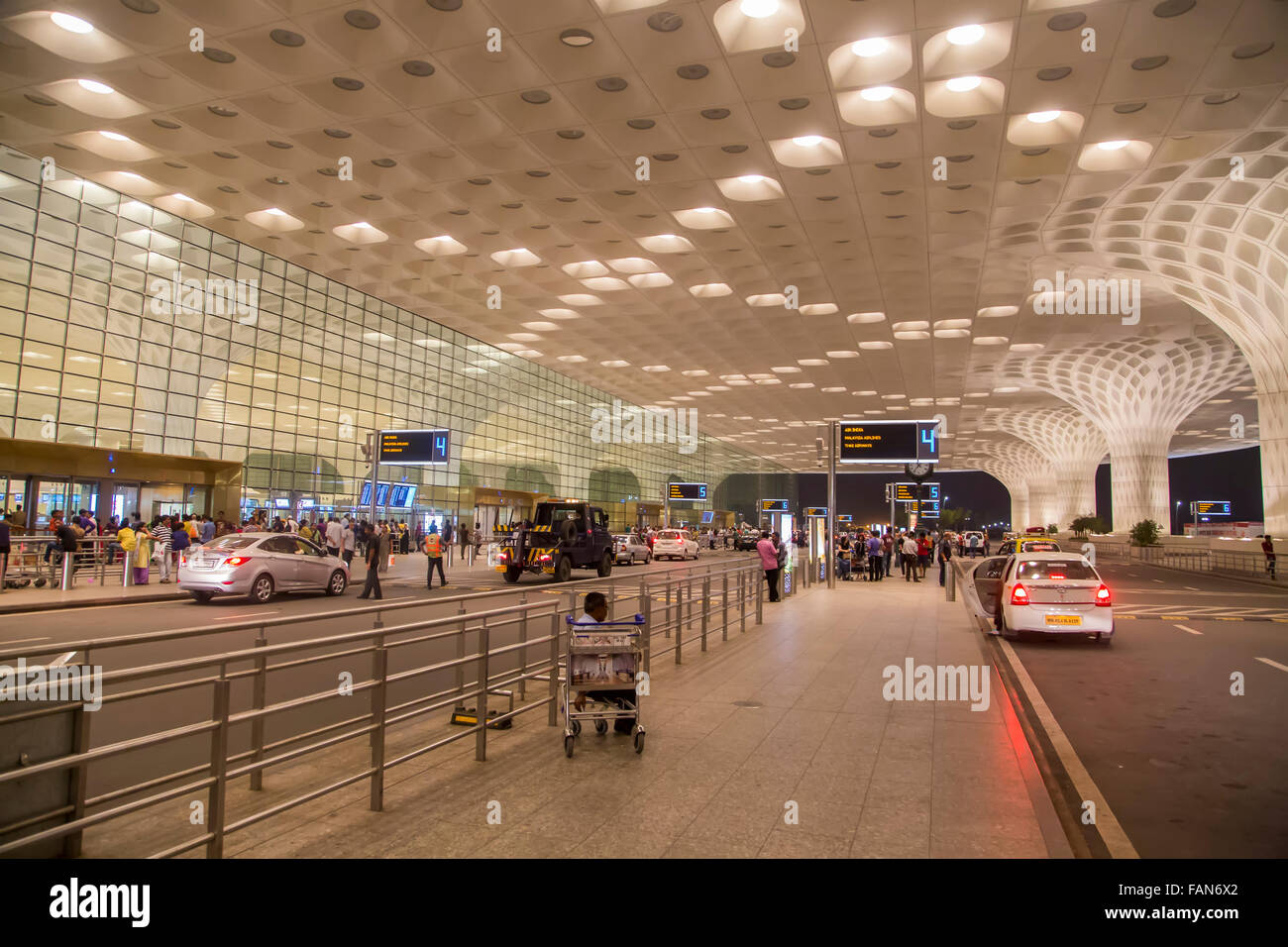 MUMBAI, Indien - 19. Oktober 2015: Detail von Chhatrapati Shivaji International Airport in Mumbai, Indien. Es ist eines der beiden Stockfoto
