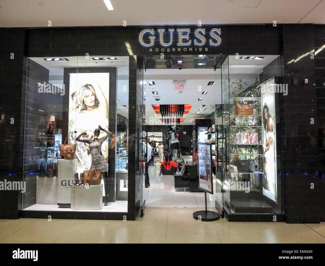 ALBERTA, Kanada - 23. September 2014: Guess Shop in Alberta, Kanada. Vermutung ist eine amerikanische gehobene Kleidung Linie Marke, die auch Stockfoto