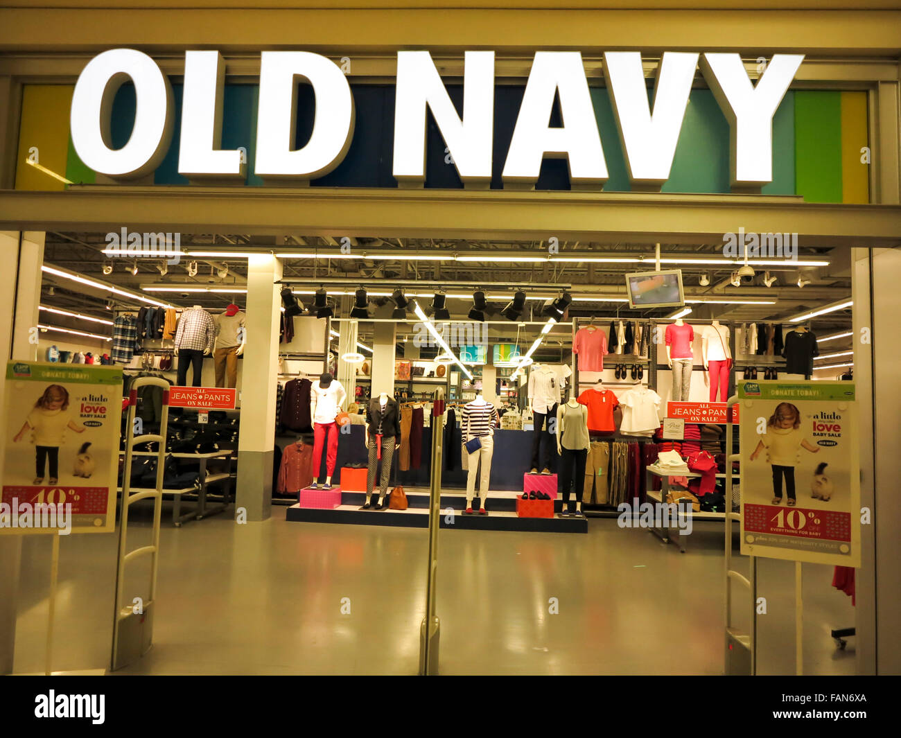 ALBERTA, Kanada - 23. September 2014: Old Navy Bekleidungsgeschäft in Alberta, Kanada. Old Navy ist eine beliebte Kleidung und Accessoires Stockfoto