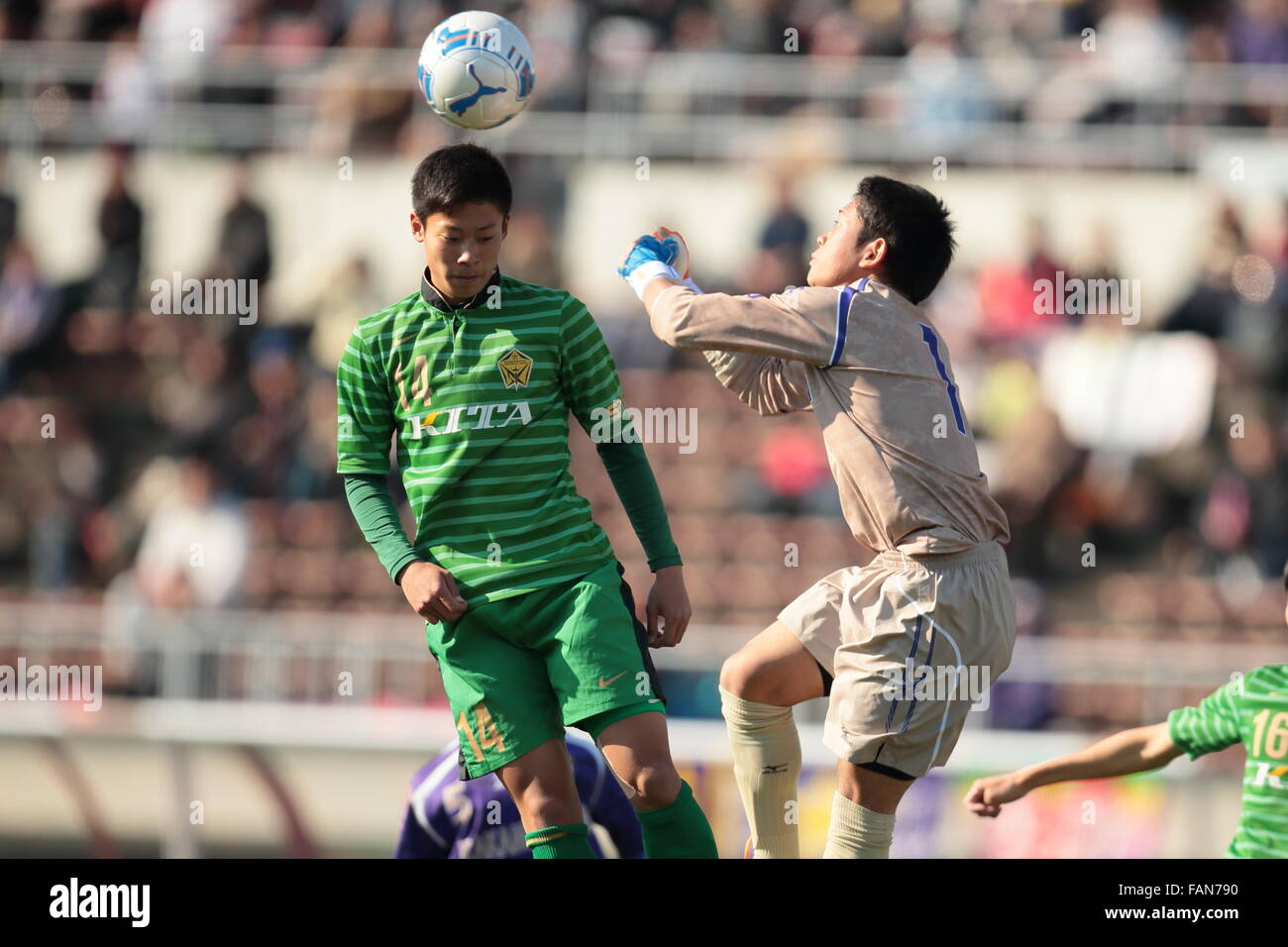 Urawa Komaba Stadion, Saitama, Japan. 31. Dezember 2015. (L, R) Hiroki Maeyama Englisch, Yuki Nishizawa, 31. Dezember 2015 - Fußball /Soccer: 94. alle High-School-Soccer-Turnier zwischen Kakamigahara Japan 1: 0 Sagakita im Urawa Komaba Stadion, Saitama, Japan. © AFLO SPORT/Alamy Live-Nachrichten Stockfoto