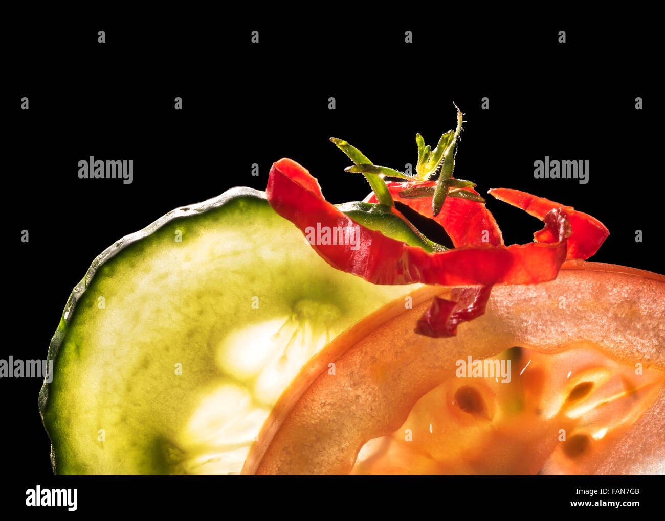 Gurke, Tomate, Chili, Paprika, Kräuter-Dekoration, Durchlicht, auf schwarzem Hintergrund, isoliert, Layout, Raum für Text, Stockfoto