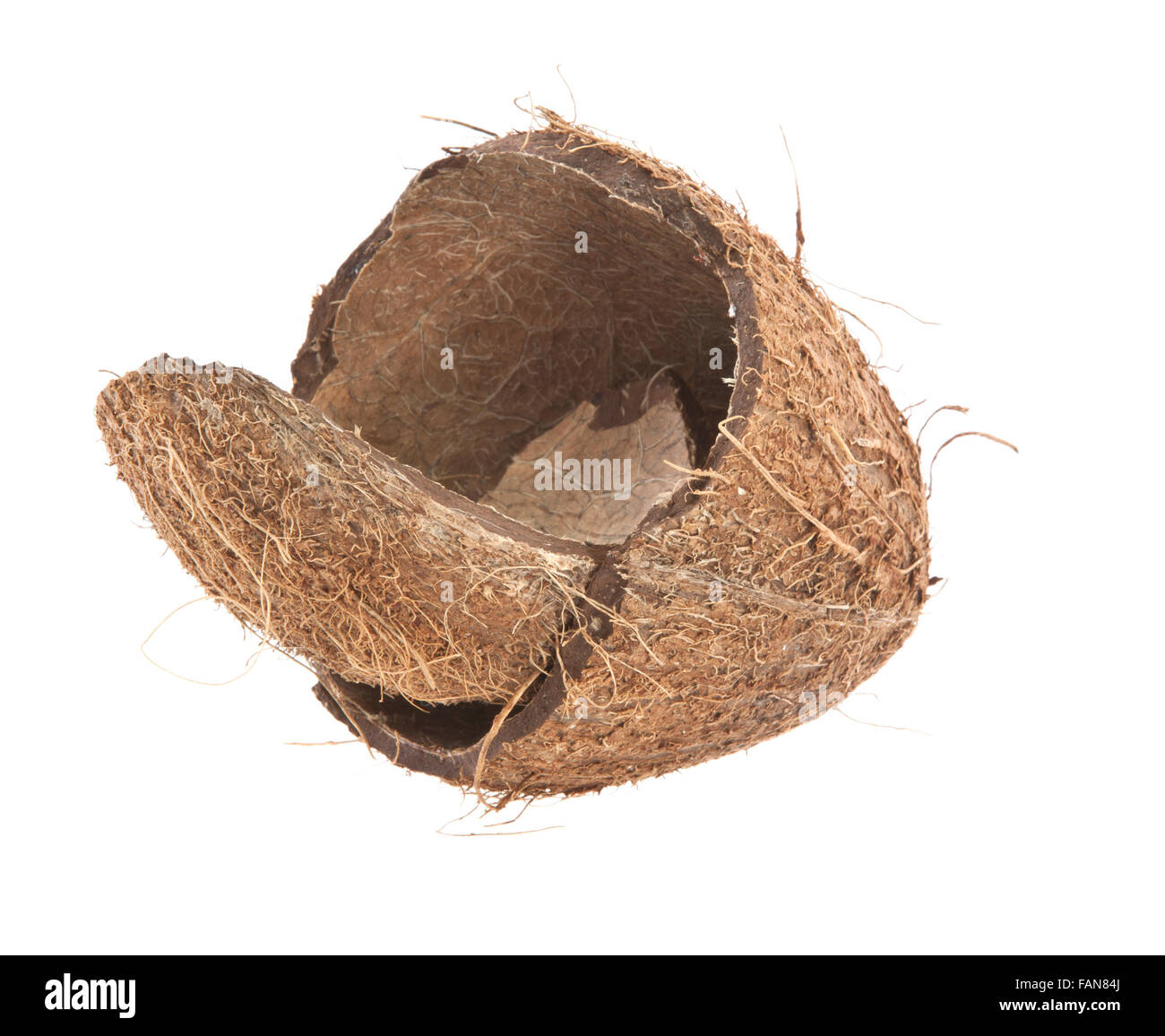 Kokosnussschalen auf weißem Hintergrund Stockfoto