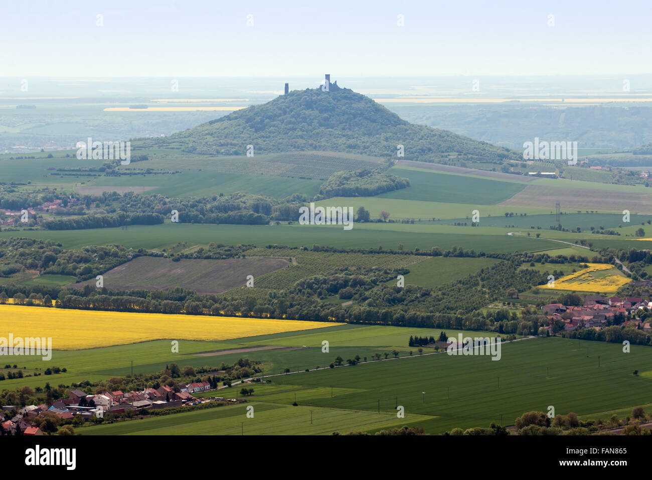 Blick auf die Ruinen der Burg Hazmburk von der Spitze des Hügels Kostalov, Tschechische Republik Stockfoto