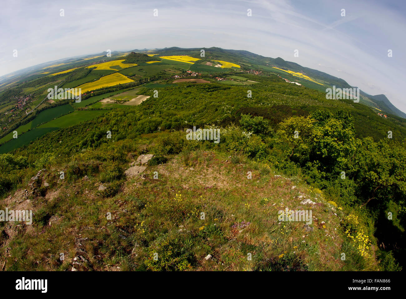 Blick auf das Landschaftsschutzgebiet Böhmische Mittelgebirge - Objektiv Vogelperspektive Fisch Stockfoto