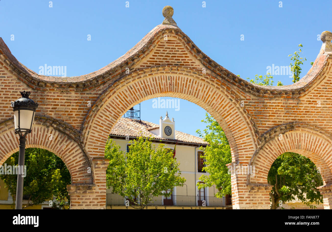 Bögen und Haus mit einer Uhr in einem Dorf von Valladolid, Spanien Stockfoto