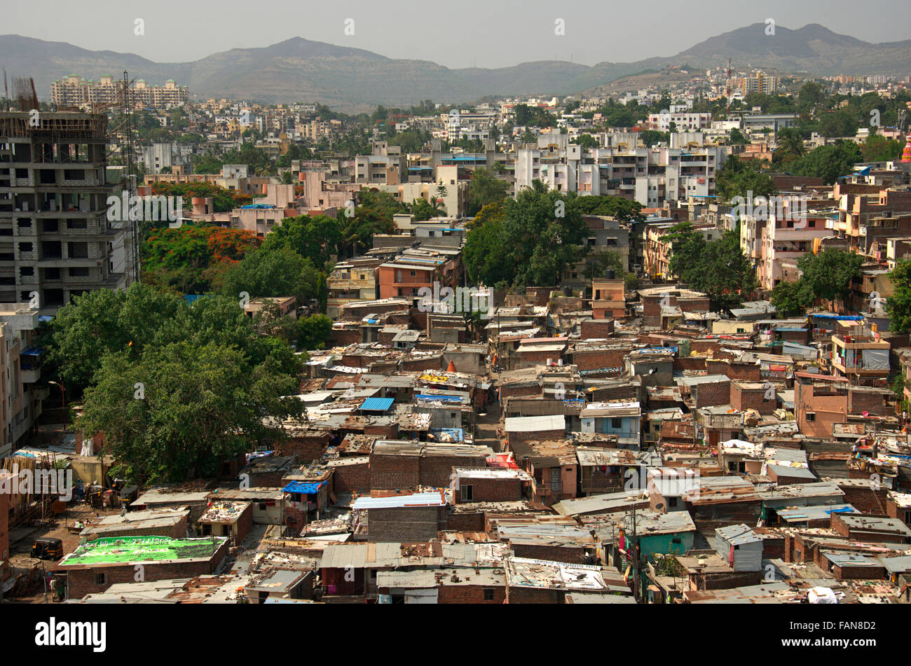 Gebäude und Slums, Pune, Maharashtra, Indien Stockfoto