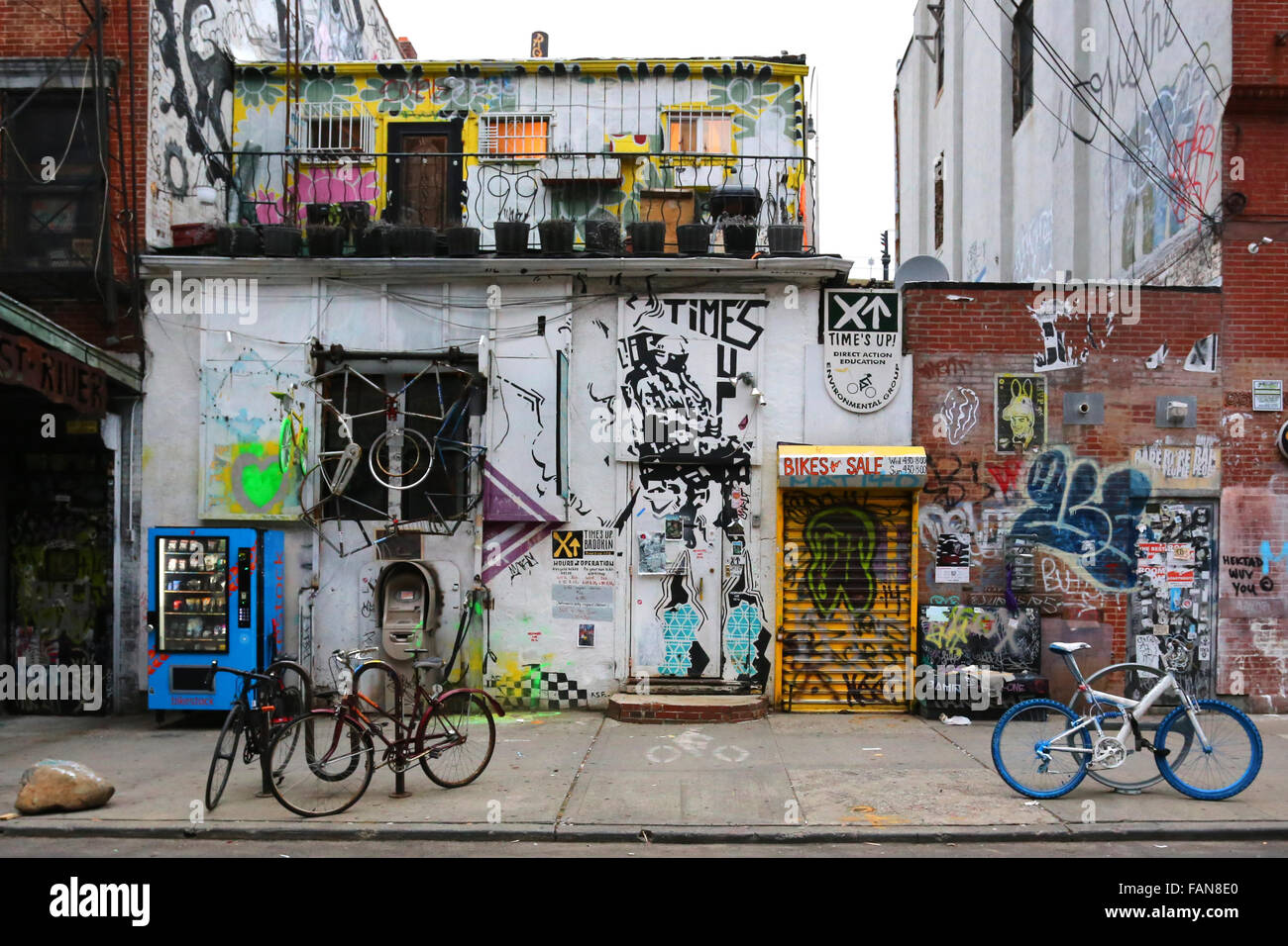 Die Zeit ist vorbei! Brooklyn, 99 S 6. St, Brooklyn, New York. NYC-Schaufensterfoto einer Radfahrergruppe und einer Umweltschutzgruppe in Williamsburg Stockfoto