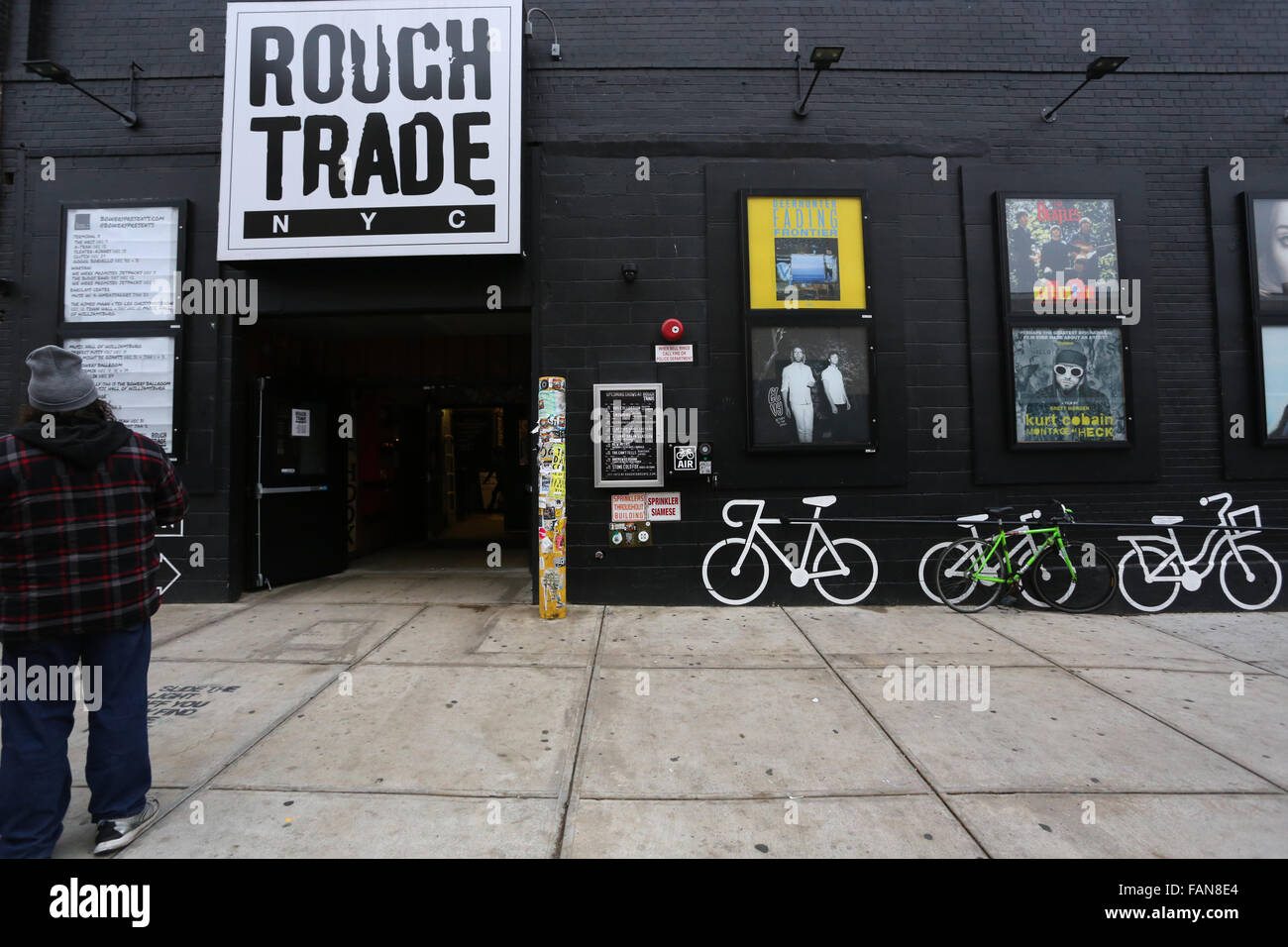Rough Trade NYC, 64 N 9. St, Brooklyn, New York. NYC-Schaufensterfoto eines Plattenladens und einer Musikanlage im Viertel Williamsburg. Stockfoto