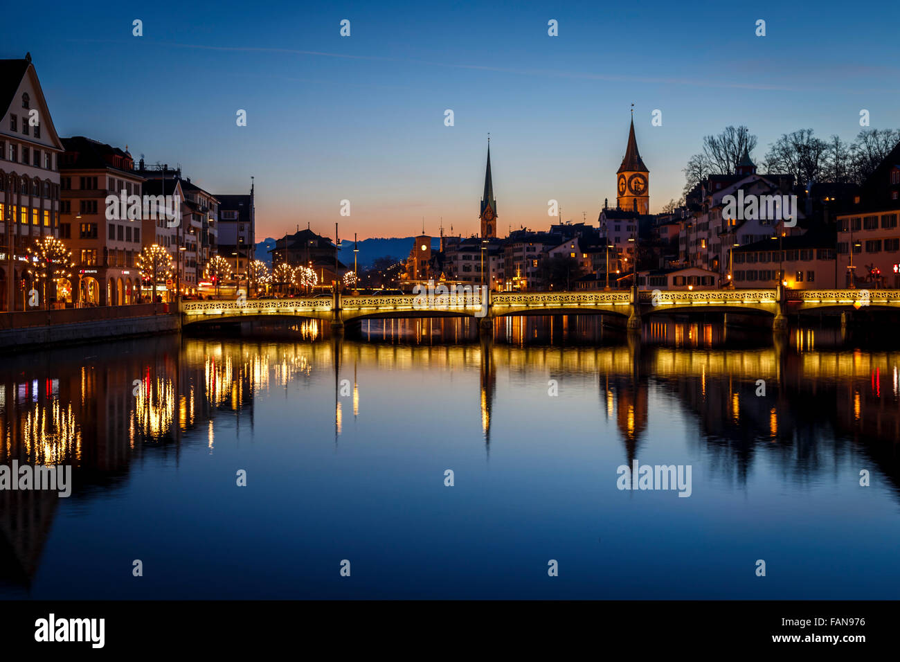Altstadt von Zürich in der Nacht am Fluss Limmat, Schweiz widerspiegelt. Stockfoto