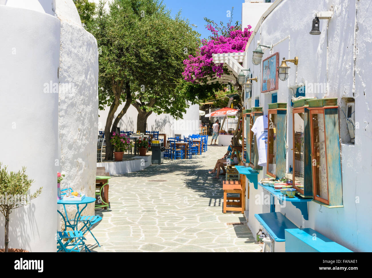 Malerische Gassen in der weiß getünchten Chora Folegandros Insel, Kykladen, Griechenland Stockfoto