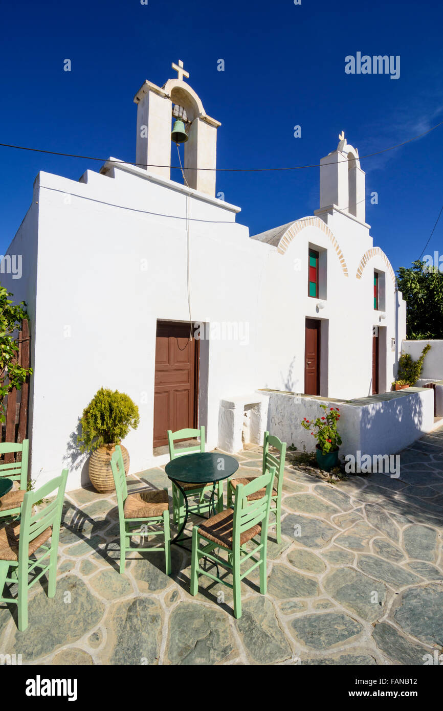 Cafe Tische und Stühle in der Kirche unserer lieben Frau Barbara neben der Kirche St. Athanasios, Folegandros, Griechenland Stockfoto