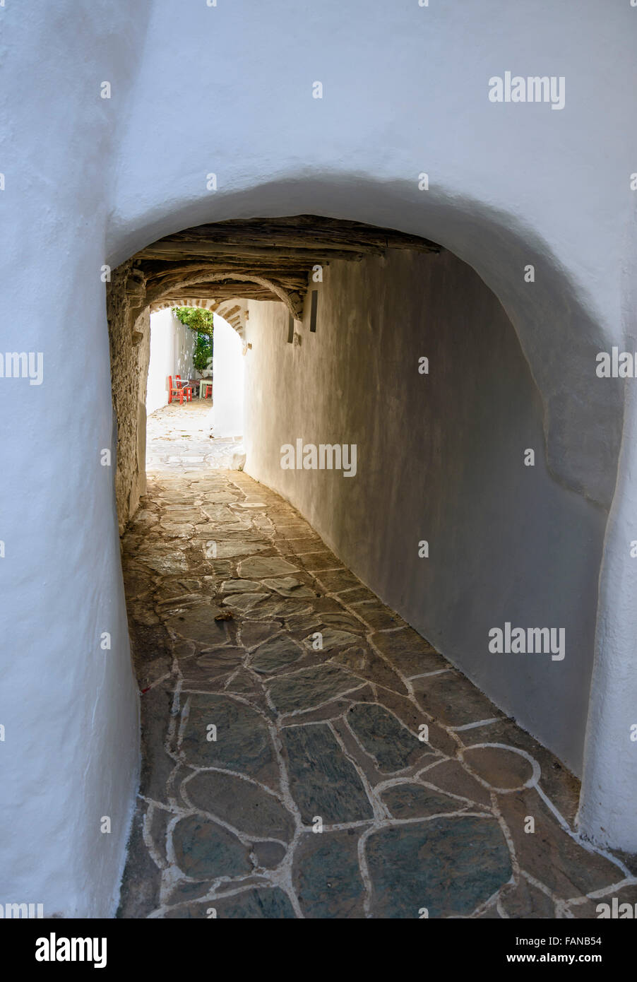 Tunneleingang, die alte mittelalterliche Kastro in Chora, Folegandros, Kykladen, Griechenland Stockfoto