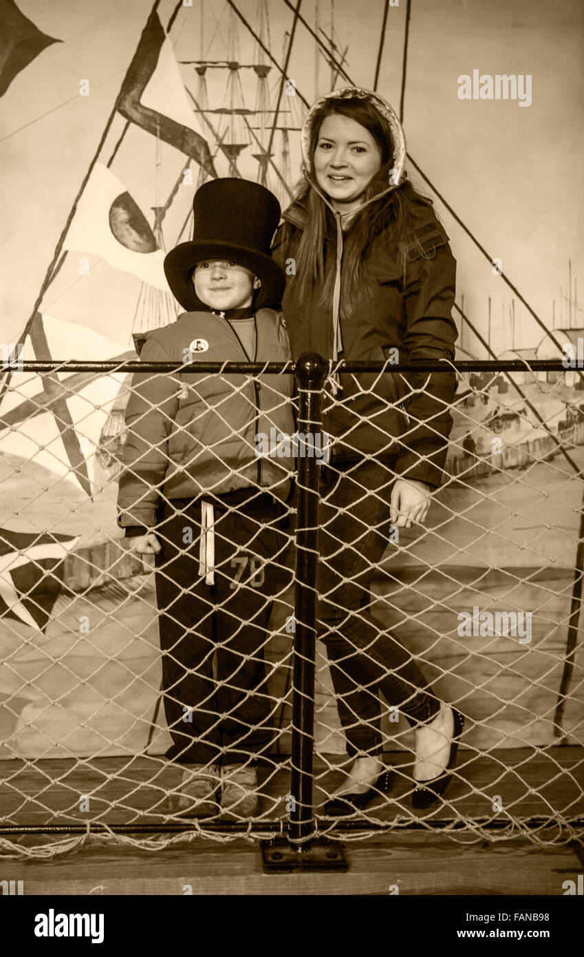 Young Boy und Girl dress up auf die SS Great Britain in Bristol Stockfoto