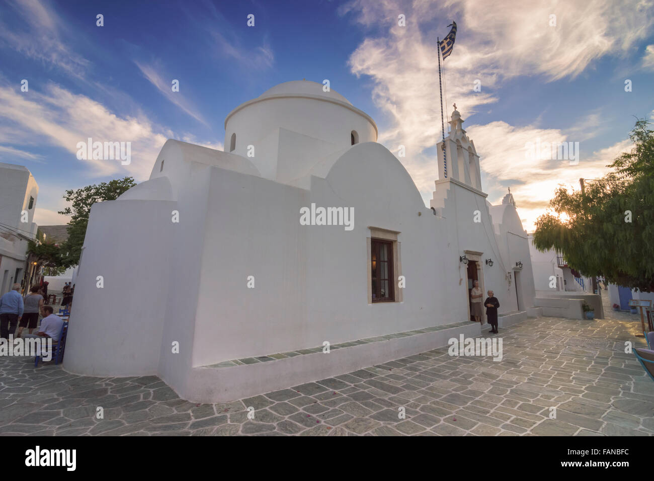 Sonnenuntergang über der Kirche von St. Nikolaos in der weiß getünchten Chora Folegandros, Kykladen, Griechenland Stockfoto