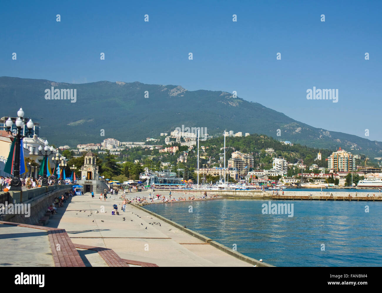 Jalta, Krim - 11. Mai 2012: Bahndamm der Stadt Jalta, beste Resort der  Region Krim am Schwarzen Meer, genannt "Perl der Krim Stockfotografie -  Alamy