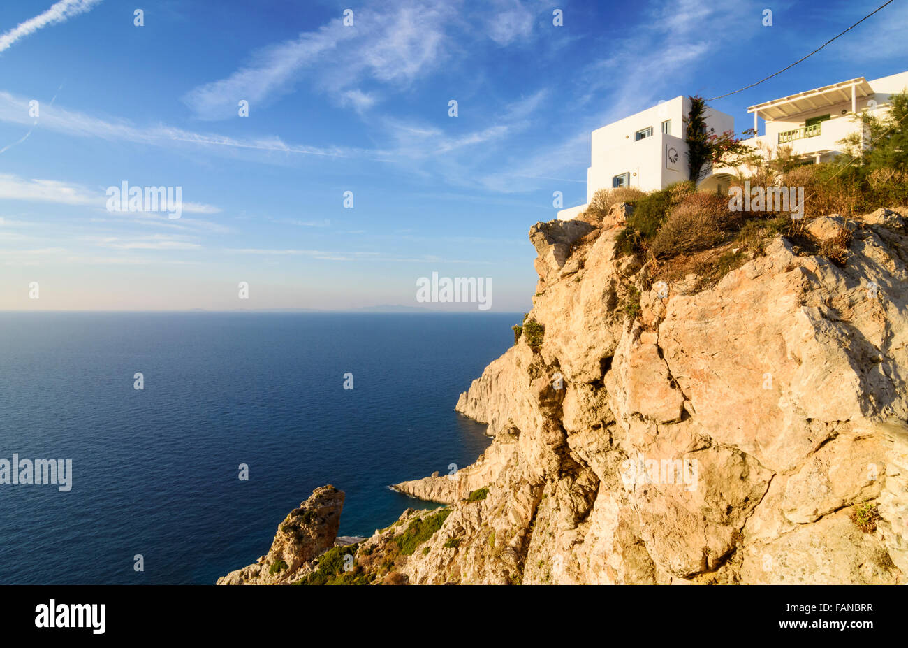Späten Nachmittag Sonne auf einer Klippe weiß getünchte Hotel in Chora, Folegandros, Kykladen, Griechenland Stockfoto
