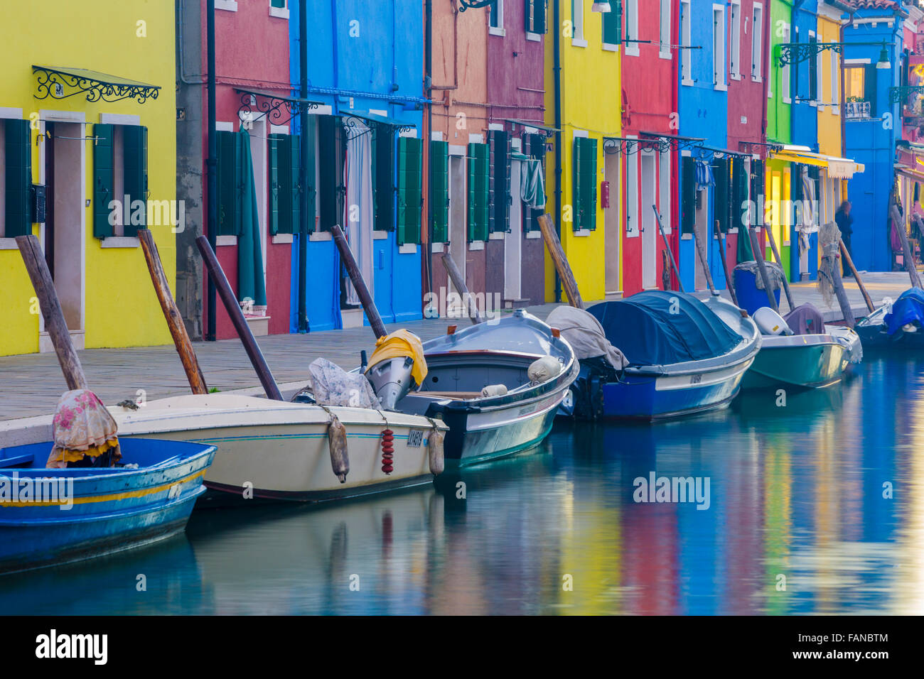 Boote und Ferienwohnungen entlang der Fondamenta della Guidecca & Fondamenta della Pescheria in der Abenddämmerung, Insel Burano aus Venedig Stockfoto