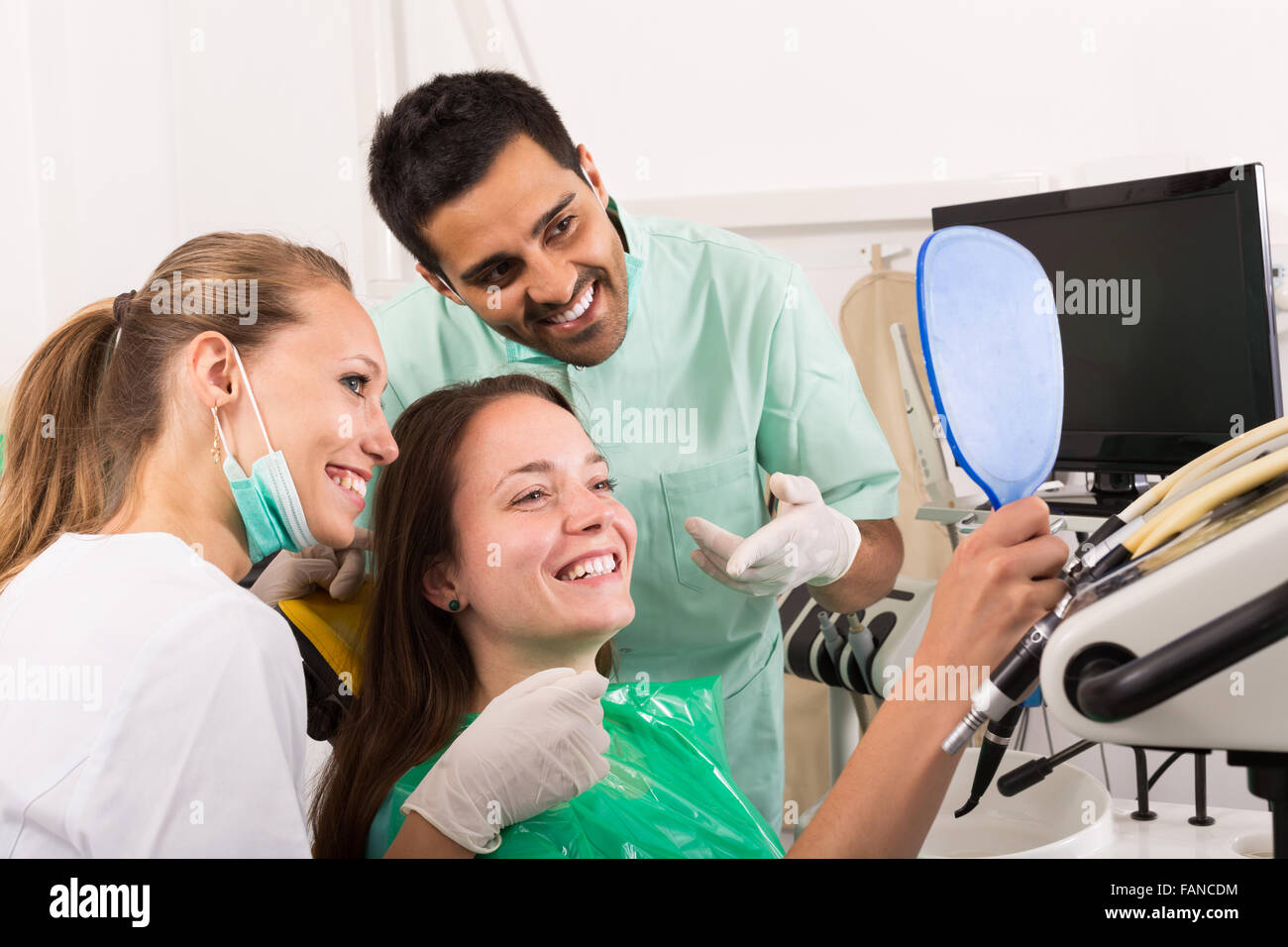 Glücklich russische Patienten in der Zahnklinik Stockfoto