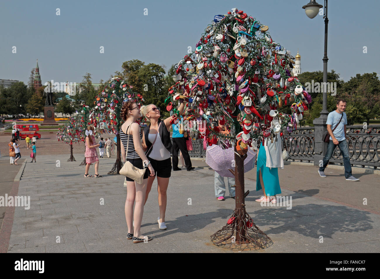 "Glück Bäume" voller Vorhängeschlösser auf Luschkow Brücke, Moskau, Russland. Stockfoto