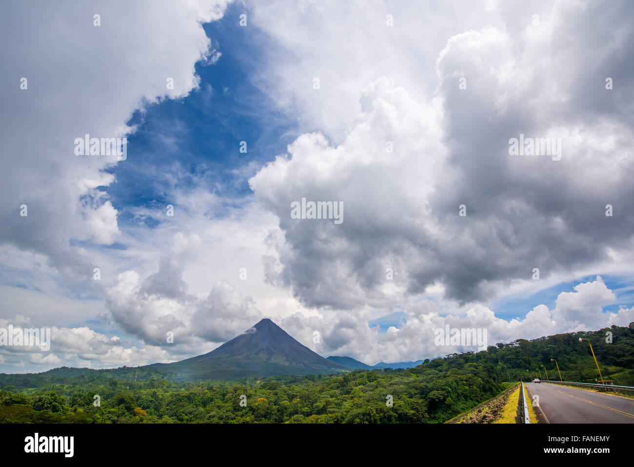 Straßen in Costa Rica Wasser Fluss Costa Rica Nebelwald, Regenwald grüne grüne Hölle schön ergreifend schützenswert Stockfoto