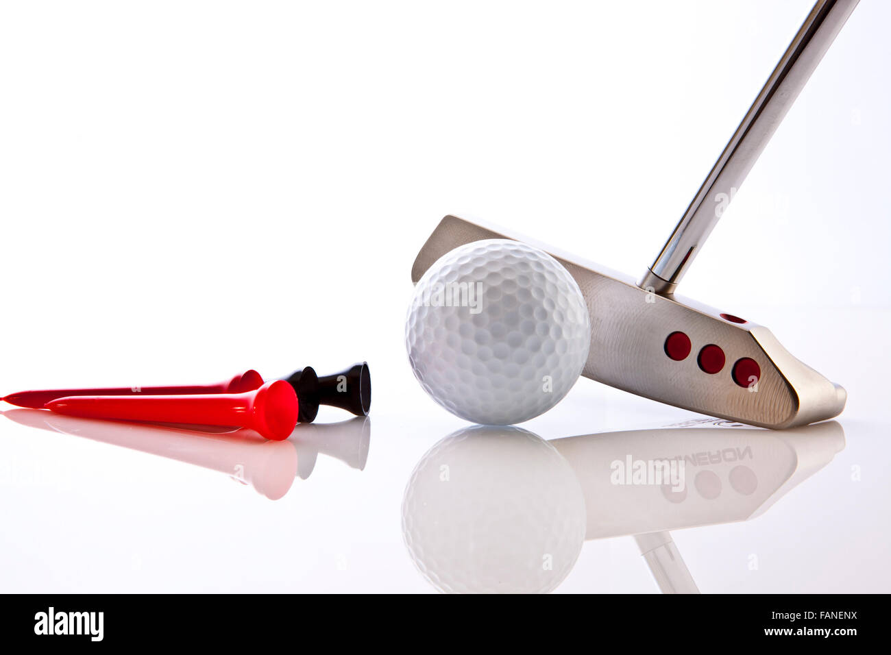Golf-Putter mit Ball und Tees auf ein weißer Hintergrund Stockfoto