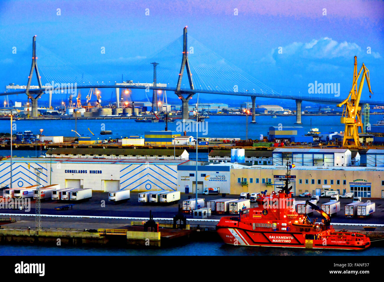 Cadiz Spanien La Pepa Brücke Fischfabriken und Bergung Schiff Maria Zambrand Stockfoto