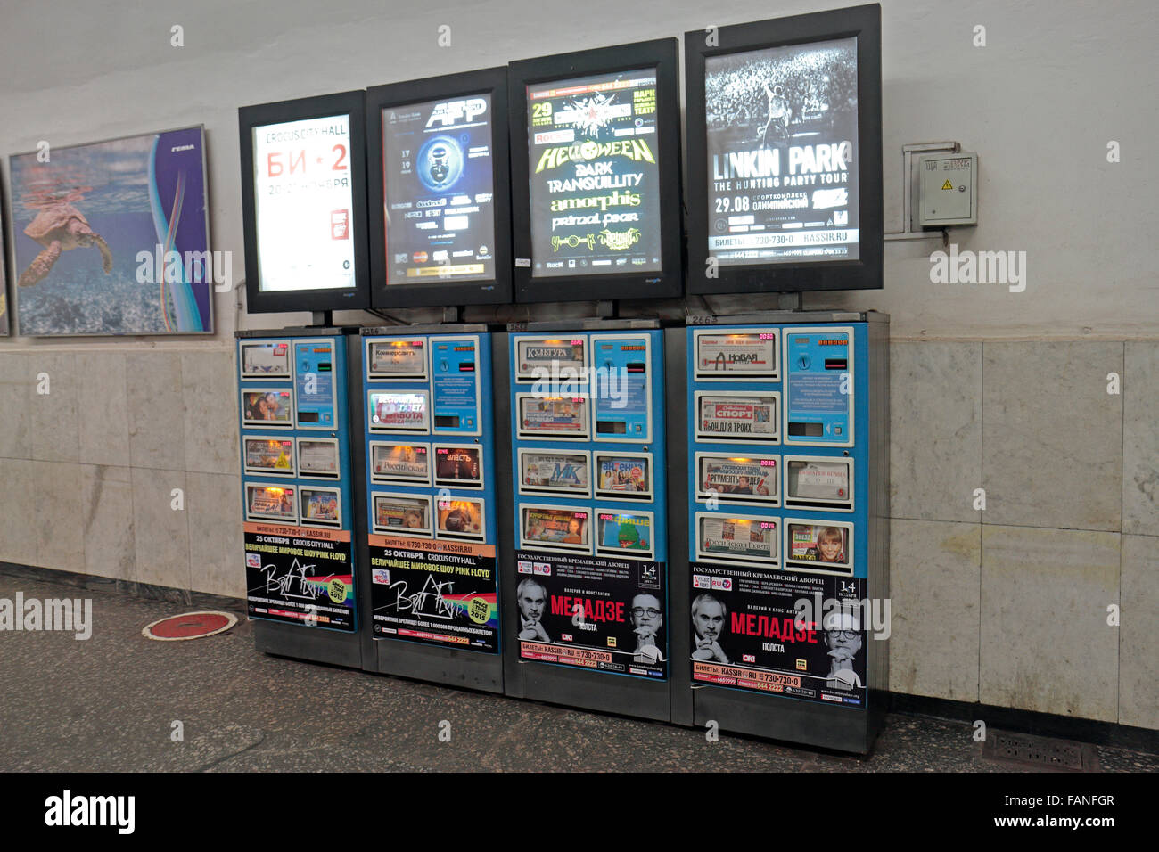 Münz-Magazin Automaten/Abgabe Maschinen auf Gehwegen unter Straßen und verbindet Metro-Stationen in Moskau, Russland. Stockfoto