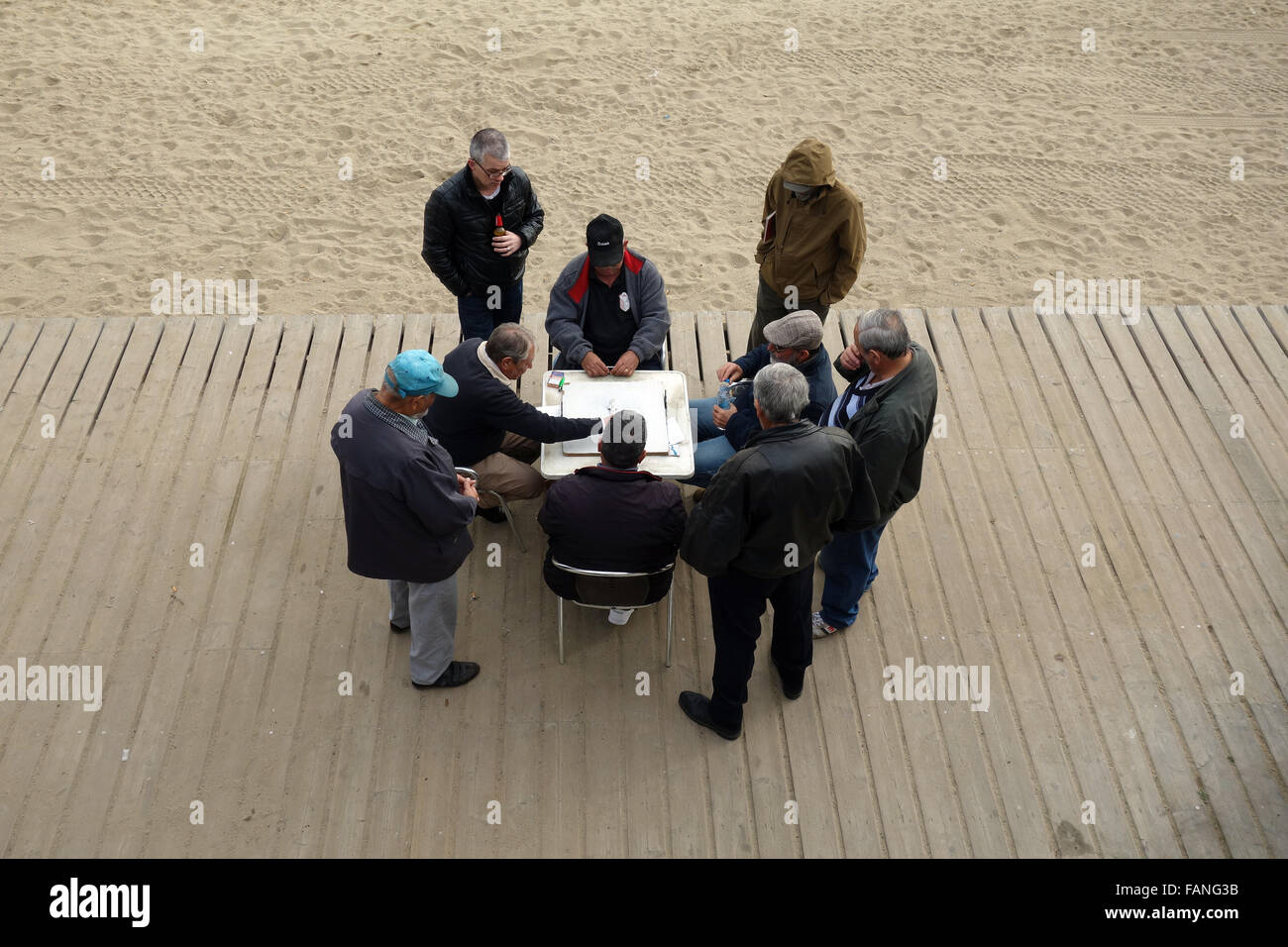 Gruppe der pensionierte Männer spielen Domino Barcelona Strand Stockfoto