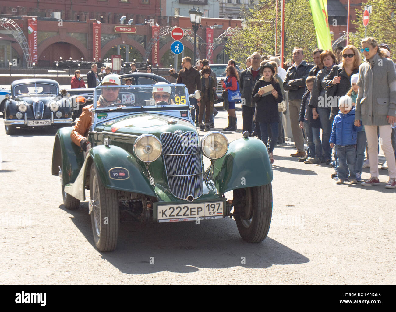 Moskau - 27. April 2014: Retro-Auto Willys von 1936 im Rallye von klassischen Autos, organisiert von russischen Club der klassischen Autoca Stockfoto