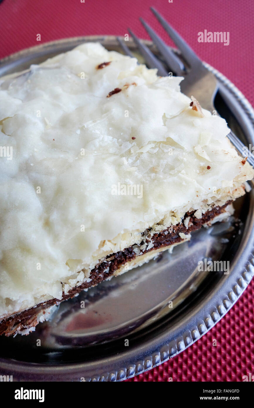 Griechische Küche. Bougatsa Kuchen mit Haselnuss Praline Stockfoto