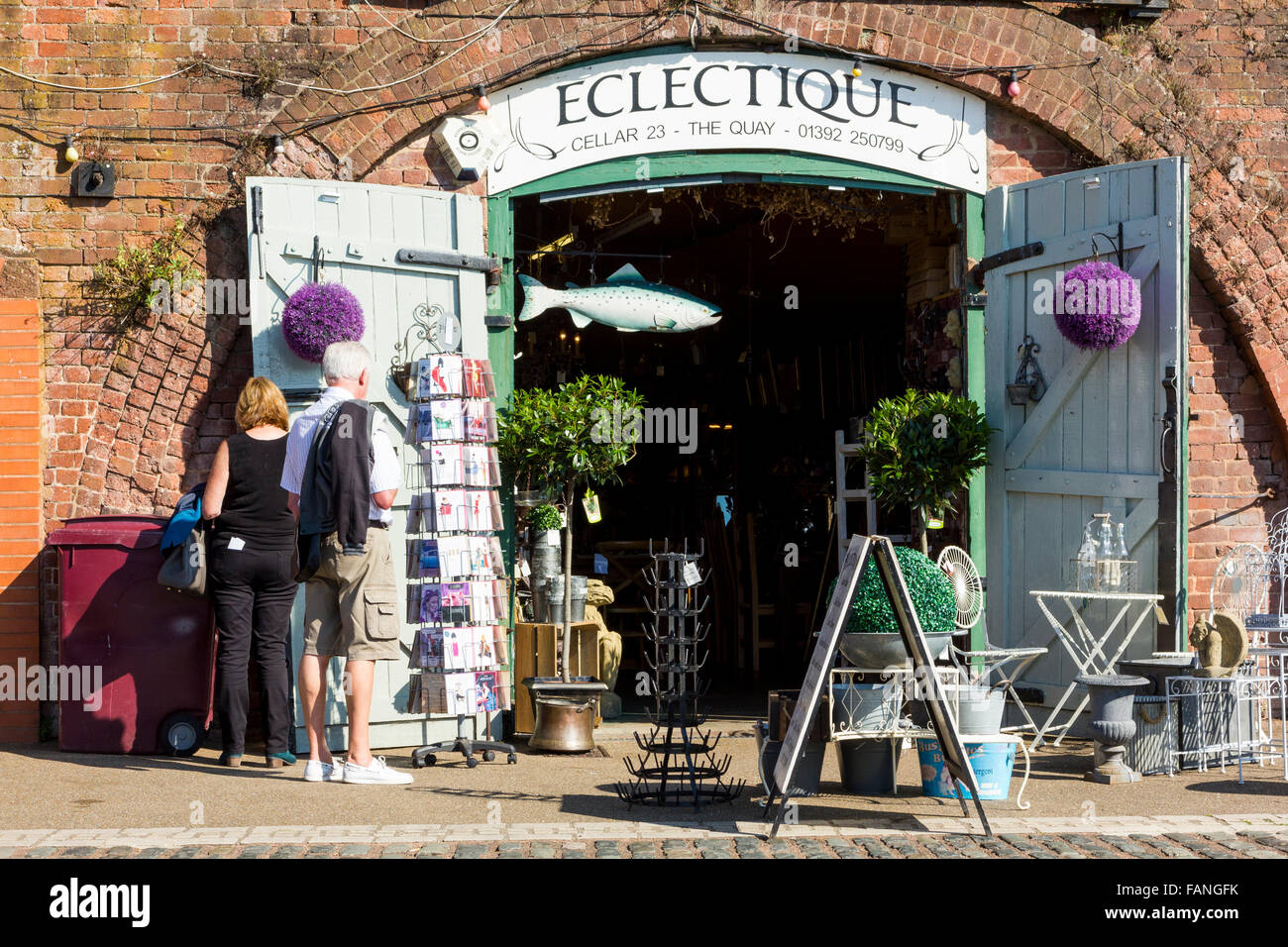 Surfen ein paar leise durchsuchen einen unabhängigen Shop an der