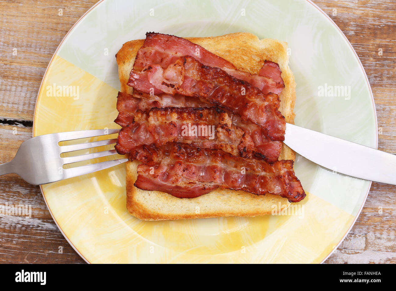 Knusprigem Speck auf Toast auf Teller, Nahaufnahme Stockfoto