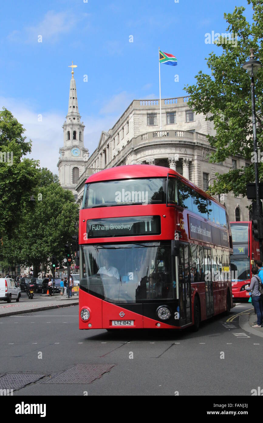 ROTE NEUE ROUTEMASTER-LONDON-BUS Stockfoto