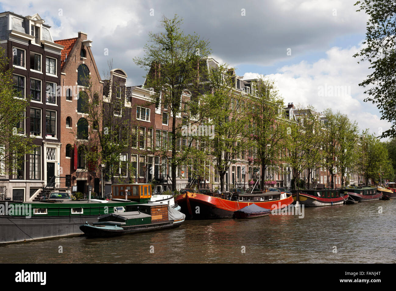 Kanal, Gracht mit Hausboote in Amsterdam, Holland, Niederlande Stockfoto