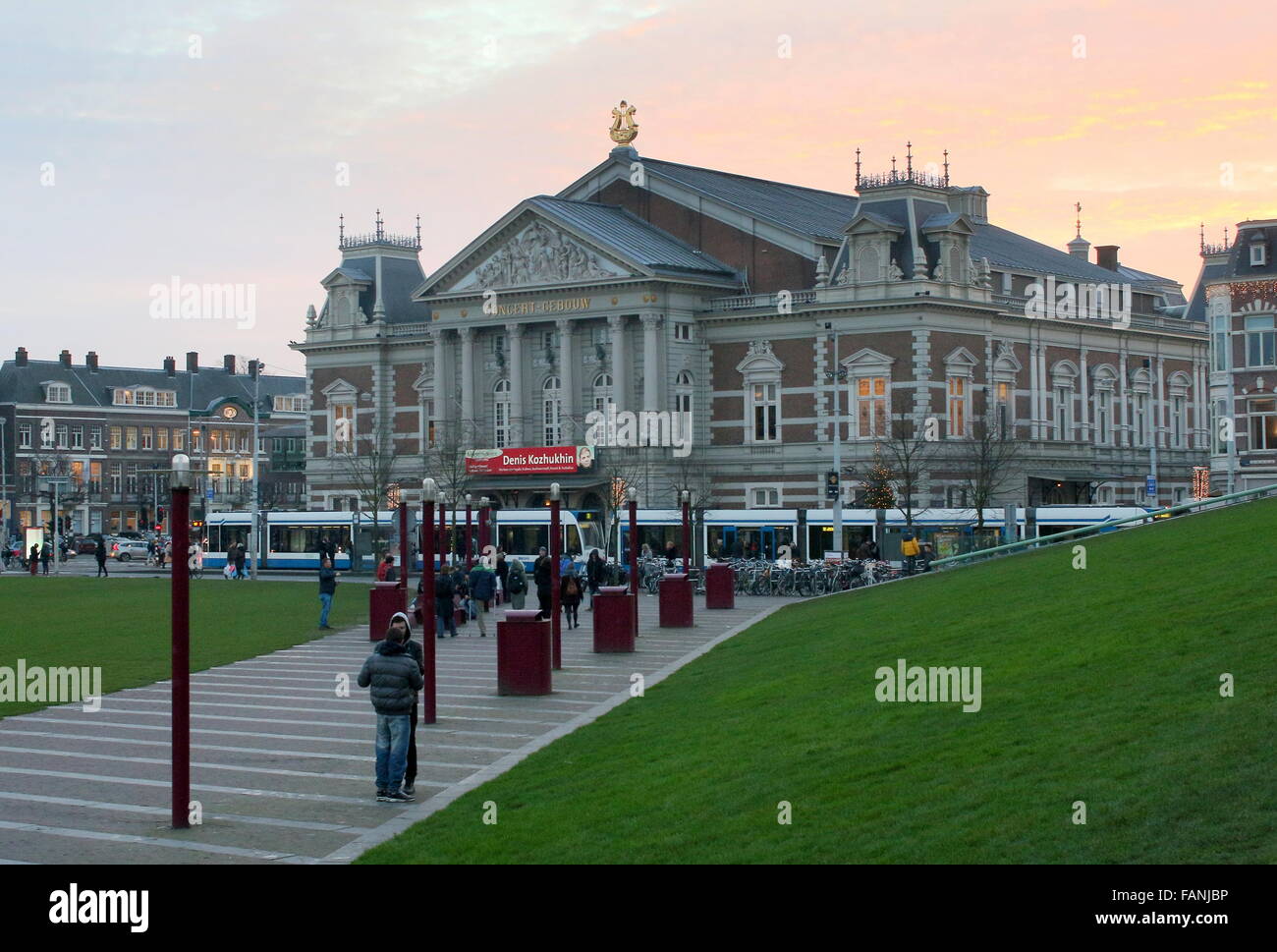 Winter Sonnenuntergang hinter dem Koninklijk Concertgebouw (Royal Concert Hall) gesehen vom Museumplein entfernt, Amsterdam, Niederlande Stockfoto