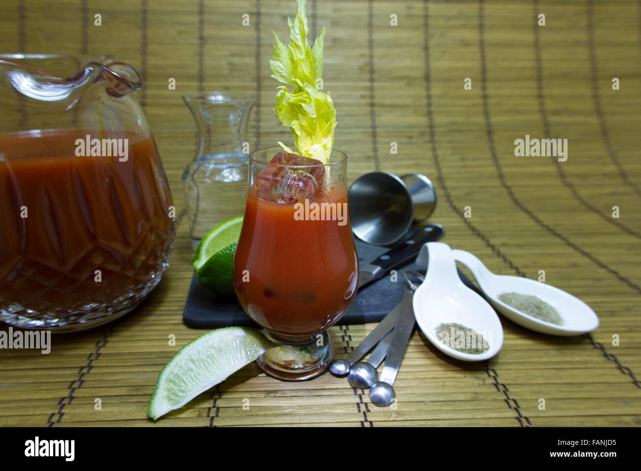 Bloody Mary oder blutige Caesar Cocktail mit Sellerie und Eis Stiel auf Bambusmatte mit Tomatensaft und andere Befestigungen. Stockfoto