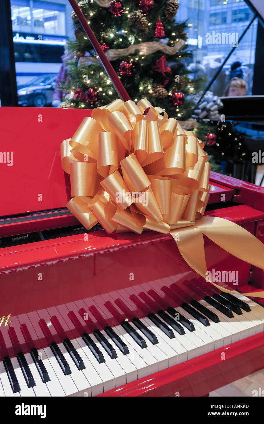 Red Piano Steinway und Sons Showroom, NYC, USA Stockfoto