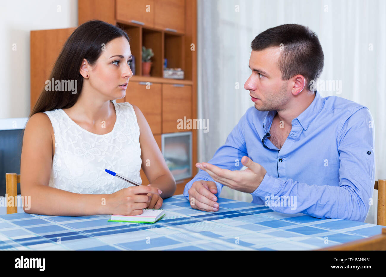 Familie paar mit Geldproblemen Herstellung Einkaufsliste Stockfoto
