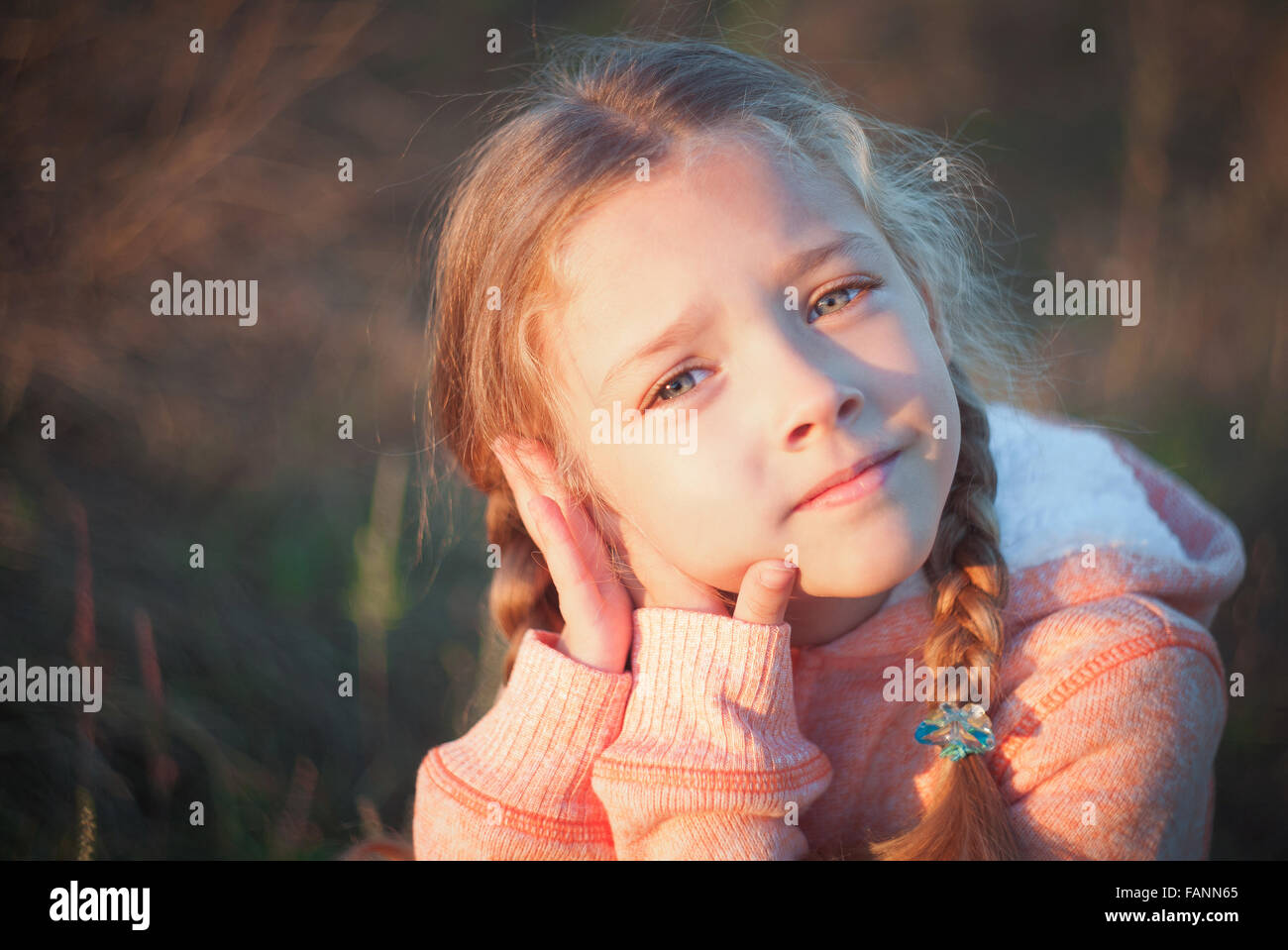 Porträt von einem kleinen Mädchen mit blauen Augen und Zöpfen Stockfoto