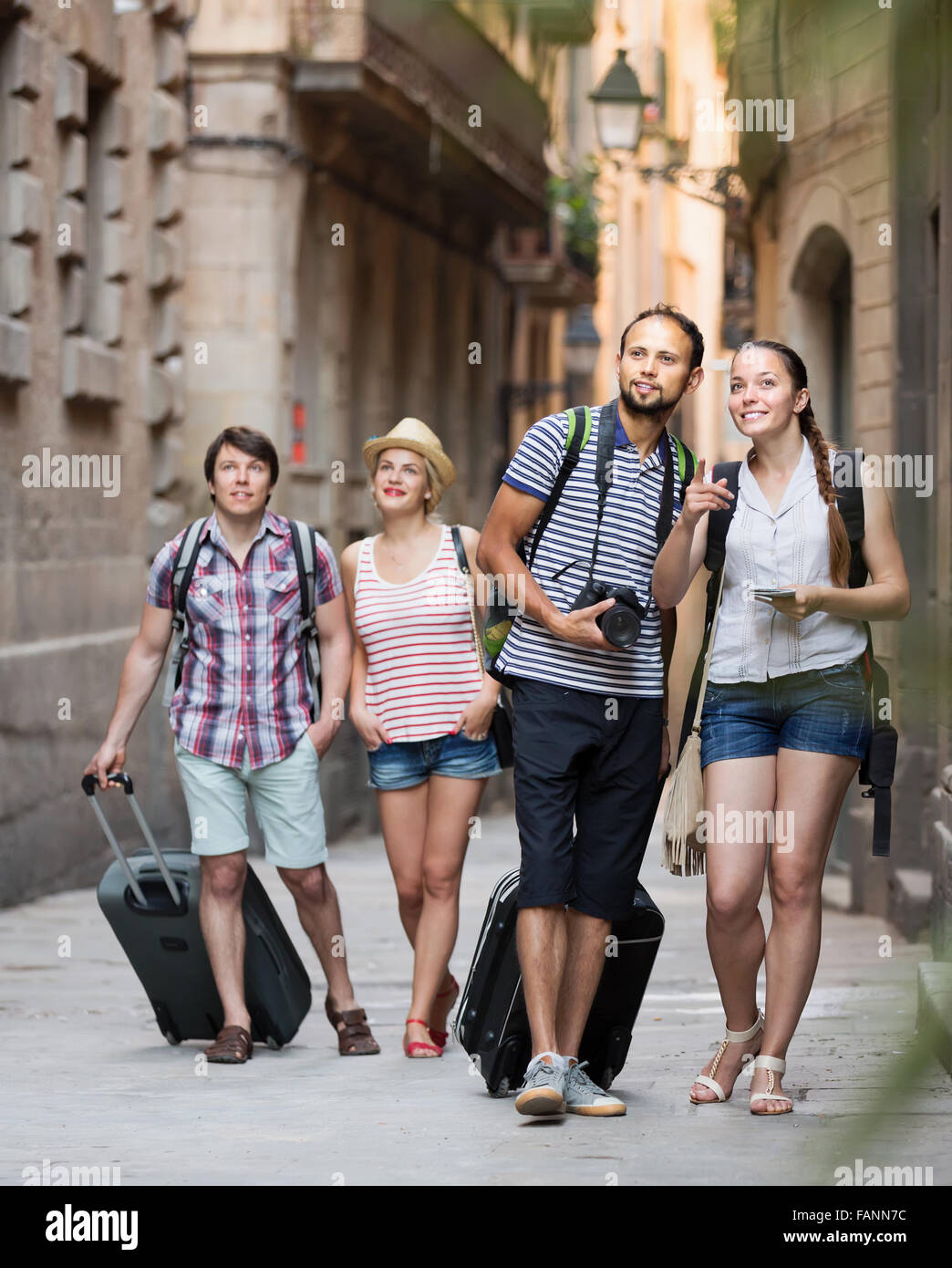 Gruppe von positiven Touristen zu Fuß der Straße und beobachten Wahrzeichen Stockfoto