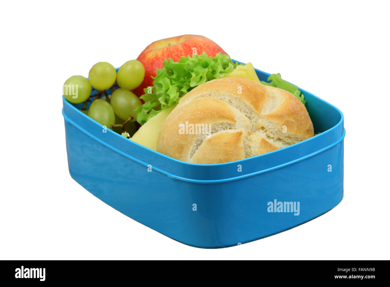 Lunch-Box mit Käse Roll, Trauben und Mandarine isoliert auf weiss Stockfoto