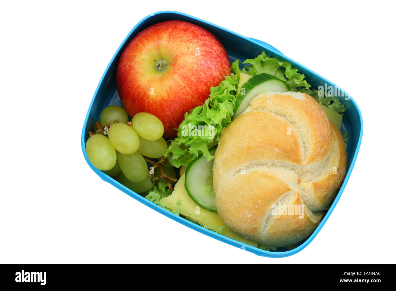 Lunch-Box mit Brötchen mit Käse, Salat und Gurke, roten Apfel, isoliert auf weiss Stockfoto
