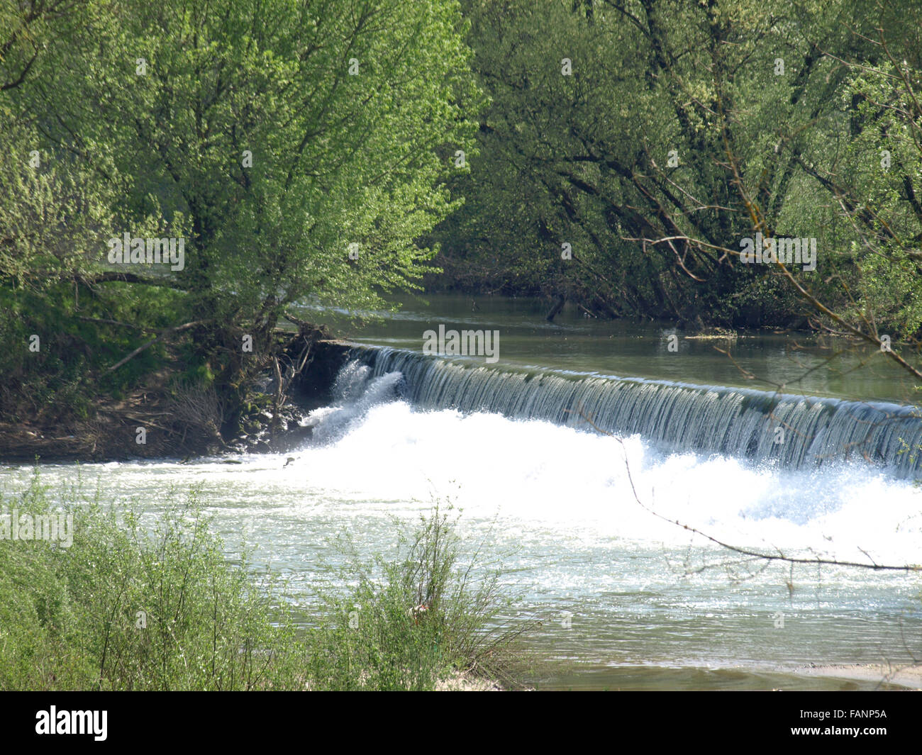 kleiner Wasserfall in der schönen unberührten Natur von Slawonien Stockfoto
